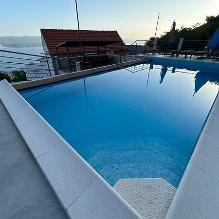 New! 2 Complex For 16 Persons Near Omis Villa